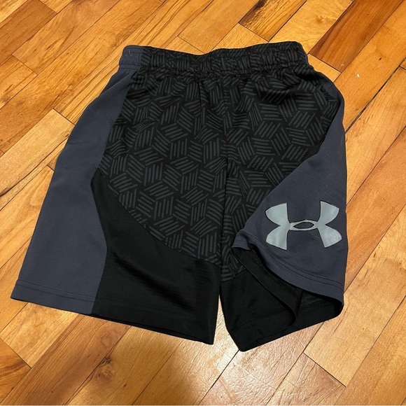 Boys Under Armour shorts - Picture 1 of 3